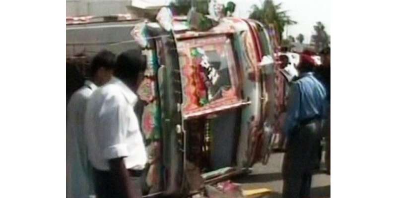 کراچی: ڈیفنس کھڈا مارکیٹ کے قریب مسافر بس الٹنے سے 9 افراد زخمی