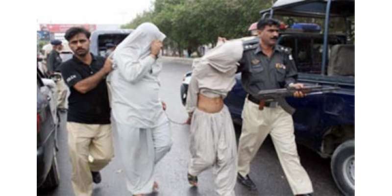 کراچی، شاہ فیصل کالونی میں پولیس مقابلے کے دوران نالے میں کودنے والے ..