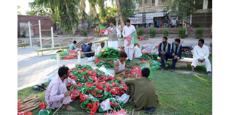 فیصل آباد: تحریک انصاف کا جلسہ ، لوگوں کی آمد کا سلسلہ جاری
