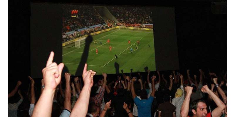 فیفا ورلڈ کپ : ایرانی سینما گھروں میں مردوں اور عورتوں کا ایک ساتھ فٹبال ..