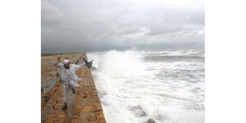 بحیرہ عرب میں سمندری طوفان کے باعث کراچی اور ٹھٹھہ کے کئی علاقے زیر ..