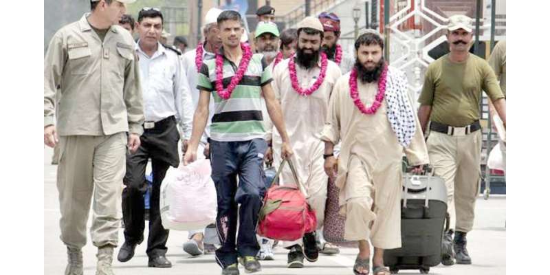 بھارت کی طرف سے رہا کیے جانے نو پاکستانی لاہور پہنچ گئے