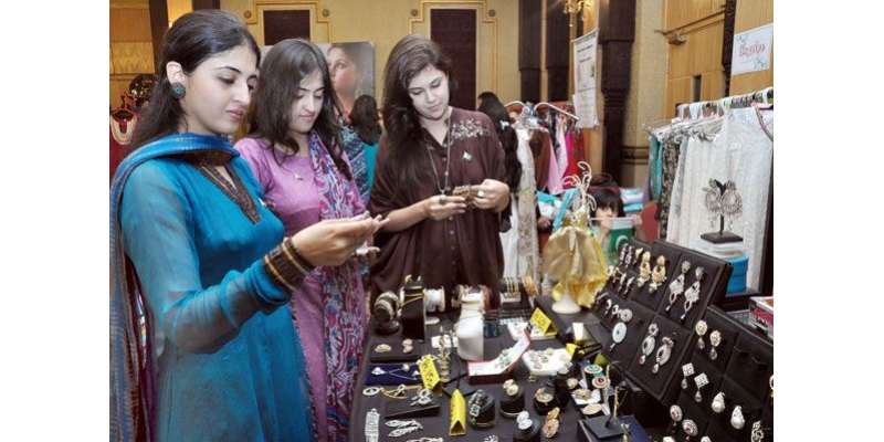 خواتین کی عید تیاریاں جاری، جدید و قدیم طرز کے زیورات میں دلچسپی