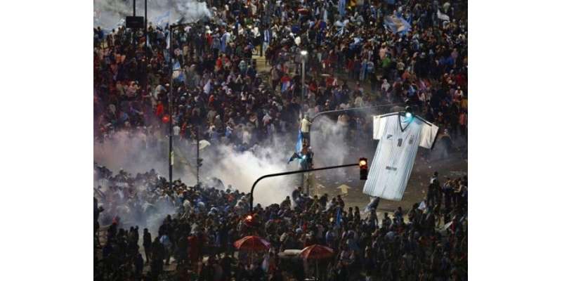 ارجنٹائن مداحوں کو ٹیم کی شکست برداشت نہ ہوئی، ہزاروں مظاہرین سڑکوں ..