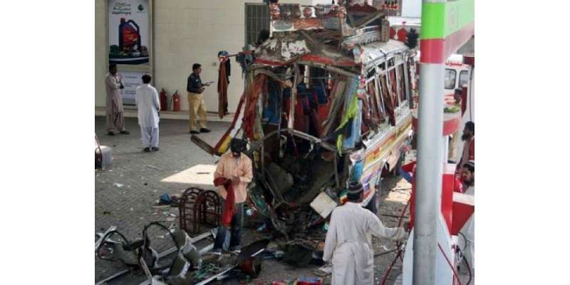 کراچی میں فضل مل کے قریب بس میں سلنڈر دھماکے سے 3 افراد جاں بحق، 5 زخمی