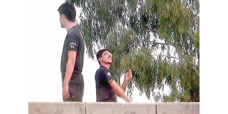 گوجرانوالہ ، اینٹی ٹیررازم آفس کی چھت پر پتنگ بازی کرنے والے دو پولیس ..