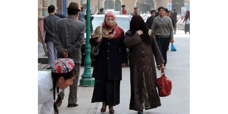 چین کے صوبے سنکیانگ میں داڑھی والے افراد اور باحجاب خواتین پر بسوں ..