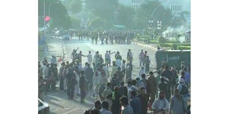 اسلام آباد ،صبح سے جاری لاٹھی چارج، اور شیلنگ،مظاہرین کا شیشوں اور ..