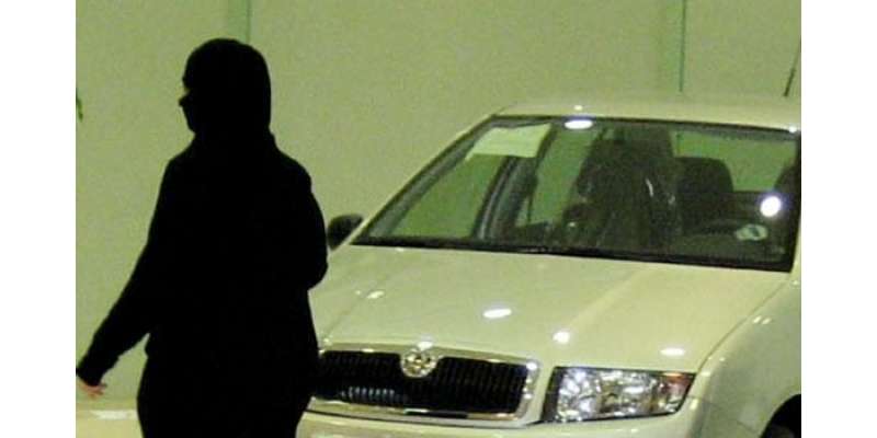 کارکا دروازہ بند نہ کرنے پر سعودی شوہر نے بیوی کو طلاق دیدی، بیوی گاڑی ..