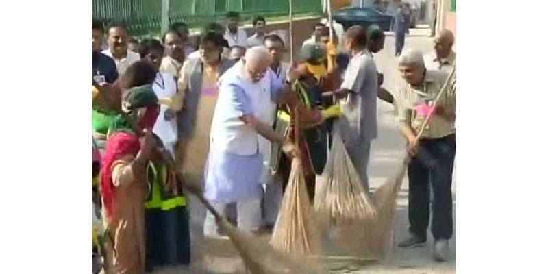 بھارت میں ایک روزہ ملک گیر صفائی مہم کے دوران نریندر مودی نے بھی جھاڑو ..