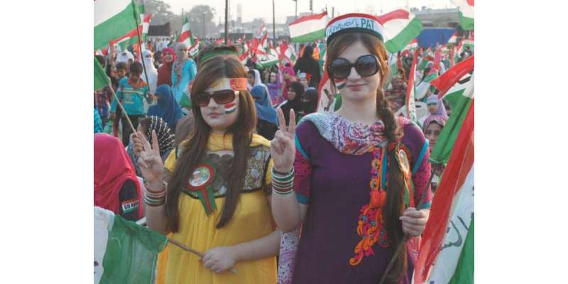 پاکستان عوامی تحریک کے جلسے میں موجود خواتین نے پارٹی پرچم کے رنگ کی ..