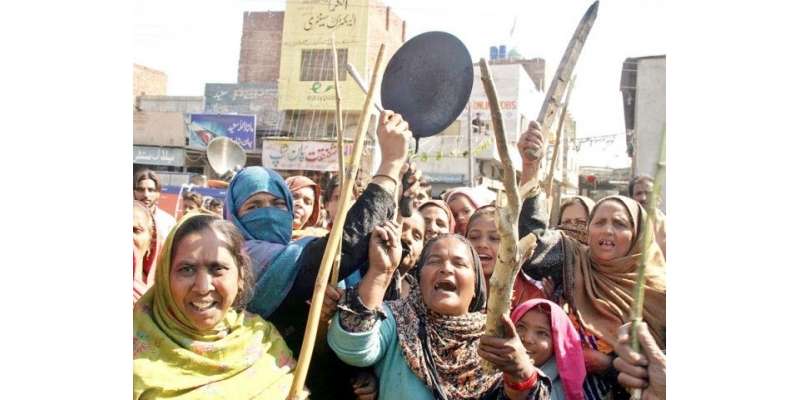 ملتان میں گیس کی بندش کے خلاف خواتین ڈنڈے اٹھا کر سڑک پر آگئیں