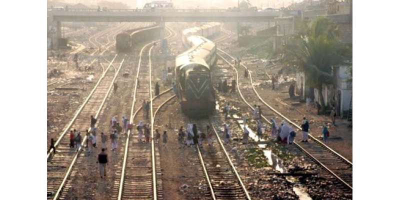 ساہیوال ریلوے اسٹیشن پر خیبر میل خوفناک حادثہ سے بال بال بچ گئی،چلتی ..