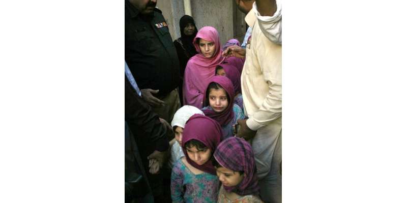 کراچی میں گھر سے بازیاب مدرسے کے بچیوں کو قانونی کاروائی کے بعد بحفاظت ..