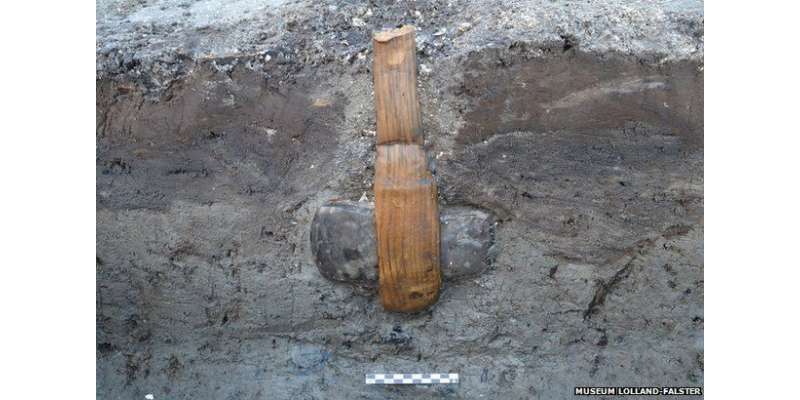 ڈنمارک میں آثار قدیمہ کے ماہرین نے پتھر کے دور کی ایک کلھاڑی دریافت ..