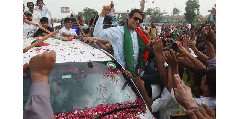 عمران خان اور پی ٹی آئی کے اہم رہنما بلٹ پروف گاڑی ، جیکٹ اور روسٹرم ..