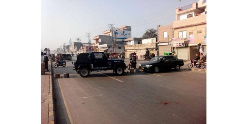 لاہور ، تحریک انصاف کے کارکنوں نے صبح سویرے ہی متعدد مقامات پر دھرنے ..