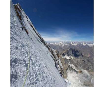 پاکستانی کوہ پیما مرزا علی، ثمینہ بیگ کے ٹو کا کیمپ 1 عبور کرگئے