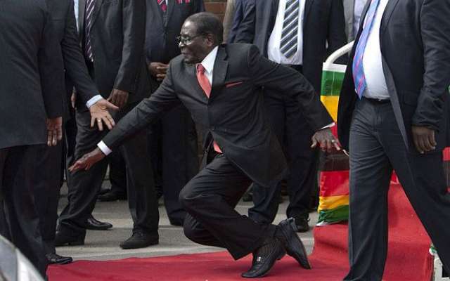 زمبابوے کے 90سالہ صدر رابرٹ موگابے ہرارے ایئرپورٹ پر لڑکھڑاکر گرگئے