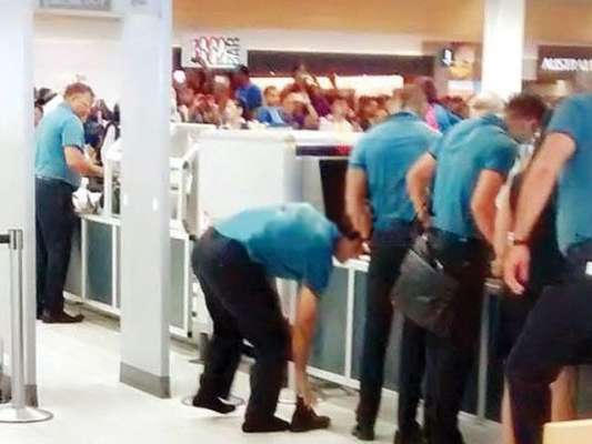 ایڈیلیڈ ایئرپورٹ پر سیکیورٹی اہلکاروں نے دھونی کے جوتے اتروالیے