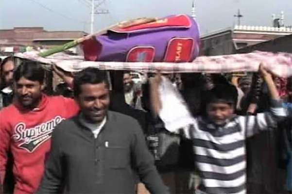 شائقین نے پاکستانی کرکٹ ٹیم کا علامتی جنازہ نکال دیا، نجم سیٹھی کیخلاف نعرے بازی