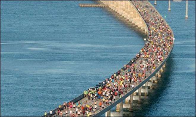 امریکی ریاست فلوریڈا میں شہریوں کی سمندر پر سات میل طویل پل پر روایتی دوڑ