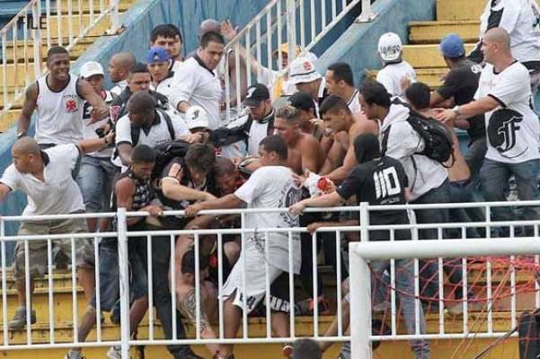 برازیل فٹ بال ٹورنامنٹ کے فائنل میچ کے بعد سٹیڈیم میدان جنگ بن گیا