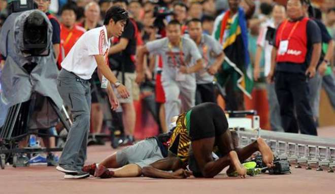 یوسین بولٹ 200 میٹر کی دوڑ جیتنے کے بعد کیمرہ مین سے ٹکرا کر گر پڑا