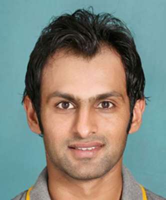 پاکستانی کرکٹ ٹیم کے آل راؤنڈر کھلاڑی شعیب ملک کو انگلینڈ کے خلاف 16رکنی ٹیسٹ سکواڈ میں شامل کر لیا گیا
