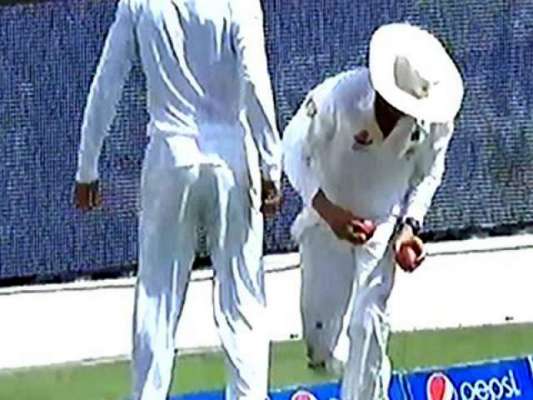 دوسرا ٹیسٹ ، یونس خان کو باونڈری لائن سے ایک کی بجائے دو گیندیں مل گئیں