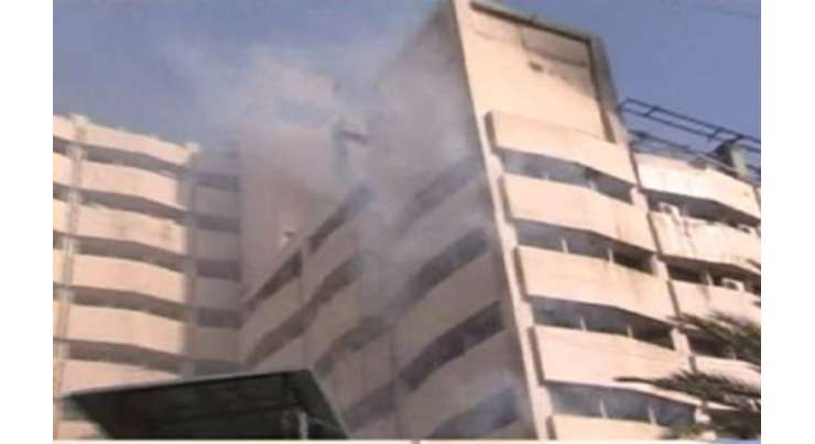 کراچی : انکم ٹیکس آفس میں لگنے والی آگ پر قابو پا لیا گیا