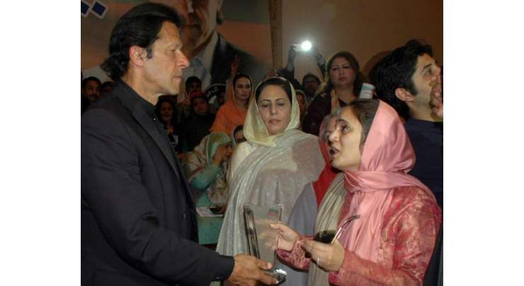 یوم نسواں تقریب میں عمران خان کے خطاب کے دوران کارکن اپنے قائد کو شادی کی مبارکباد دیتے رہے