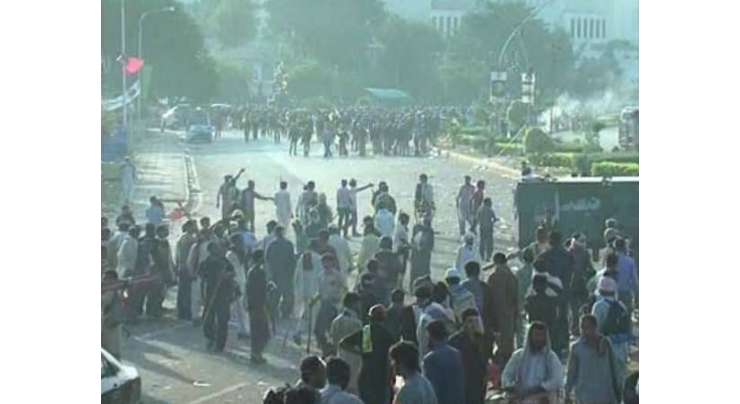 لاہور: مظاہرین کو منتشر کرنے کیلئے پولیس نے شیلنگ شروع کردی۔