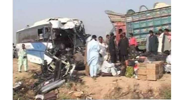 خیرپور :بس اور ٹرک میں ٹکر سے 13 افراد جاں بحق ، 20 زخمی