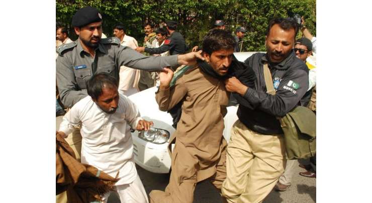 پاکستان کسان اتحاد کو مطالبات کے حق میں ناصر باغ میں کنونشن سے روک دیاگیا ،پولیس تشدد کے بعد متعدد گرفتار،وزیر اعلیٰ کی مداخلت پر رہائی ،پولیس نے احتجاج کیلئے پریس کلب کے باہر پہنچنے والے رہنماؤں اور کسانوں کوتشدد کے بعد گرفتار کر لیا ،ٹریفک کا نظام درہم برہم، چیئرمین اور ساتھیوں کی گرفتاری کیخلاف کسانوں نے تھانہ ریس کورس کے باہر بھی دھرنا دیدیا،گلوکار جواد احمد بھی اظہار یکجہتی کیلئے پہنچ گئے،حکومت کسانوں کو سہولیات دینے کی بجائے انہیں احتجاج کے حق سے بھی روک رہی ہے ،تحریک کو دبایا نہیں جا سکے گا‘ چیئرمین چوہدری انور و دیگر کی گفتگو