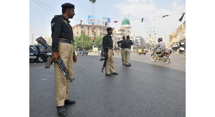 کراچی : سندھ پولیس کے پاس گاڑیاں کم پڑ گئیں ، ملزمان کو عدالت رکشے میں لایا گیا۔