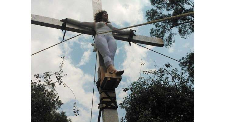 خاتون امیدوار کا صلیب پر لٹک کر احتجاج