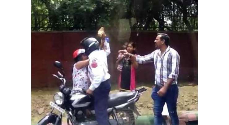 نئی دہلی میں رشوت نہ دینے پر ٹریفک اہلکار نے خاتون پر اینٹ سے حملہ کر دیا