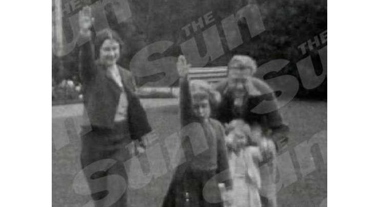 برطانوی ملکہ الزبتھ کی ’نازی سلیوٹ‘ کرتے ہوئے بچپن کی تصویر پر تنازع کھڑا ہو گیا