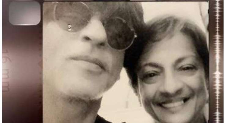 شاہ رخ خان نے تنوجا کے ساتھ سیلفی بنائی