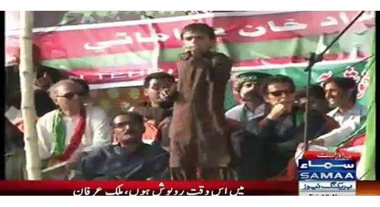 ماتلی : چئیر مین پی ٹی آئی عمران خان نے جوش میں تقریر کرنے والے بچے کو اپنا مفلر پہنا دیا