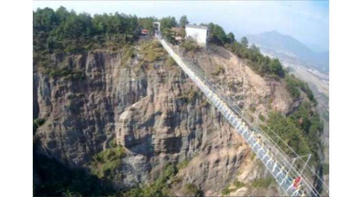 100 خواتین کا 600 فٹ بلندشیشے کے  شفاف پل پر یوگا کا مظاہرہ