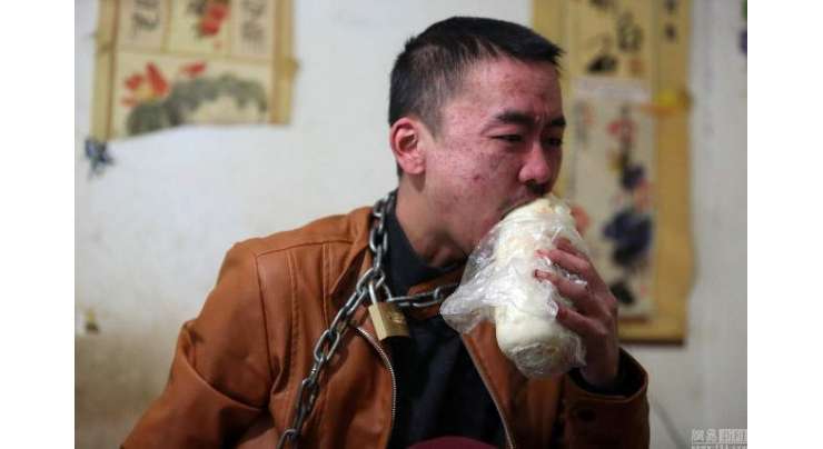 چینی شخص نے شراب نوشی ترک کرنےلیے گردن  میں زنجیر ڈال لی