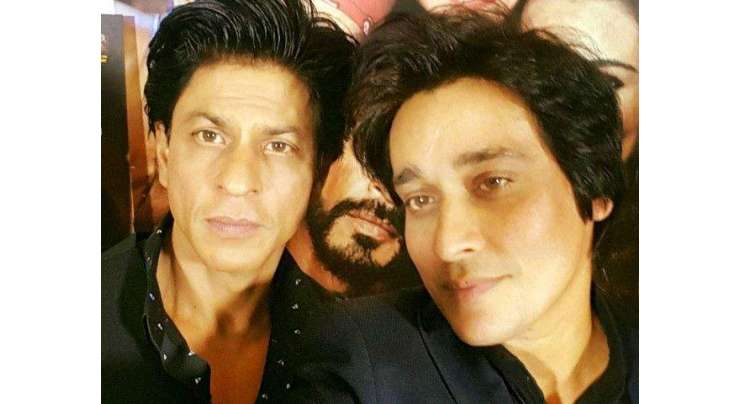 پاکستانی ٹی وی چینل کے  میزبان ساحر لودھی اور شاہ رخ خان ایک ساتھ