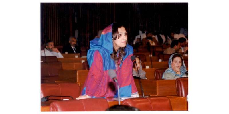 سانحہ پشاور پر بحث، ماروی میمن اراکین پارلیمنٹ کیساتھ تصاویر بنواتی ..