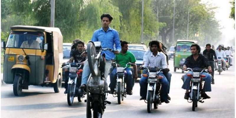 لاہور، ریس لگانے کے دوران تیز رفتار ی کے باعث ہیوی بائیک موٹر سائیکل ..