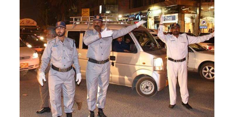 کراچی کی 3 شاہراہوں پر ٹریفک پولیس کی وردی بدل گئی