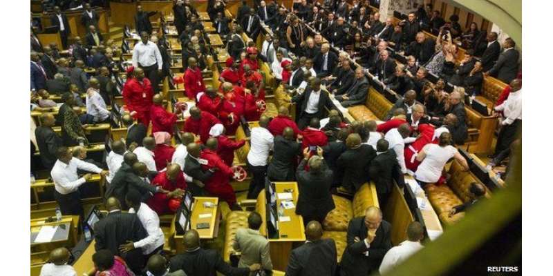 جنوبی افریقہ، صدر کے خطاب کے دوران پارلیمنٹ میدان جنگ بن گئی، ارکان ..