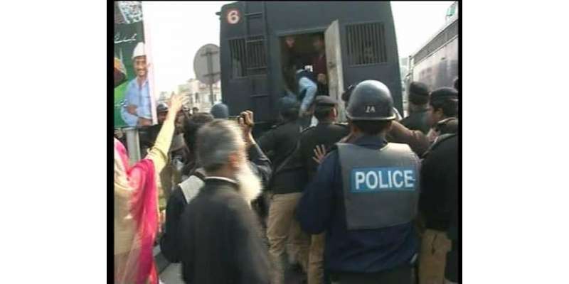 لاہور،پولیس کے ستائے شہری کا انوکھا احتجاج،سر عام اپنے ہی سر پر جوتے ..