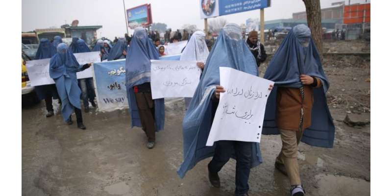 افغانستان میں عورتوں کے حقوق کیلئے لڑکوں کا برقعے پہن کر انوکھا احتجاجی ..